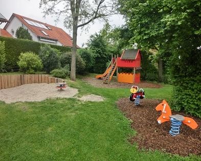 Spielturm, Sandkasten, Kinderwippen 