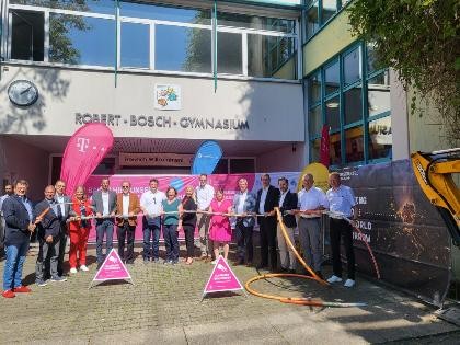 Bürgermeisterinnen und Bürgermeister beim Spatenstich